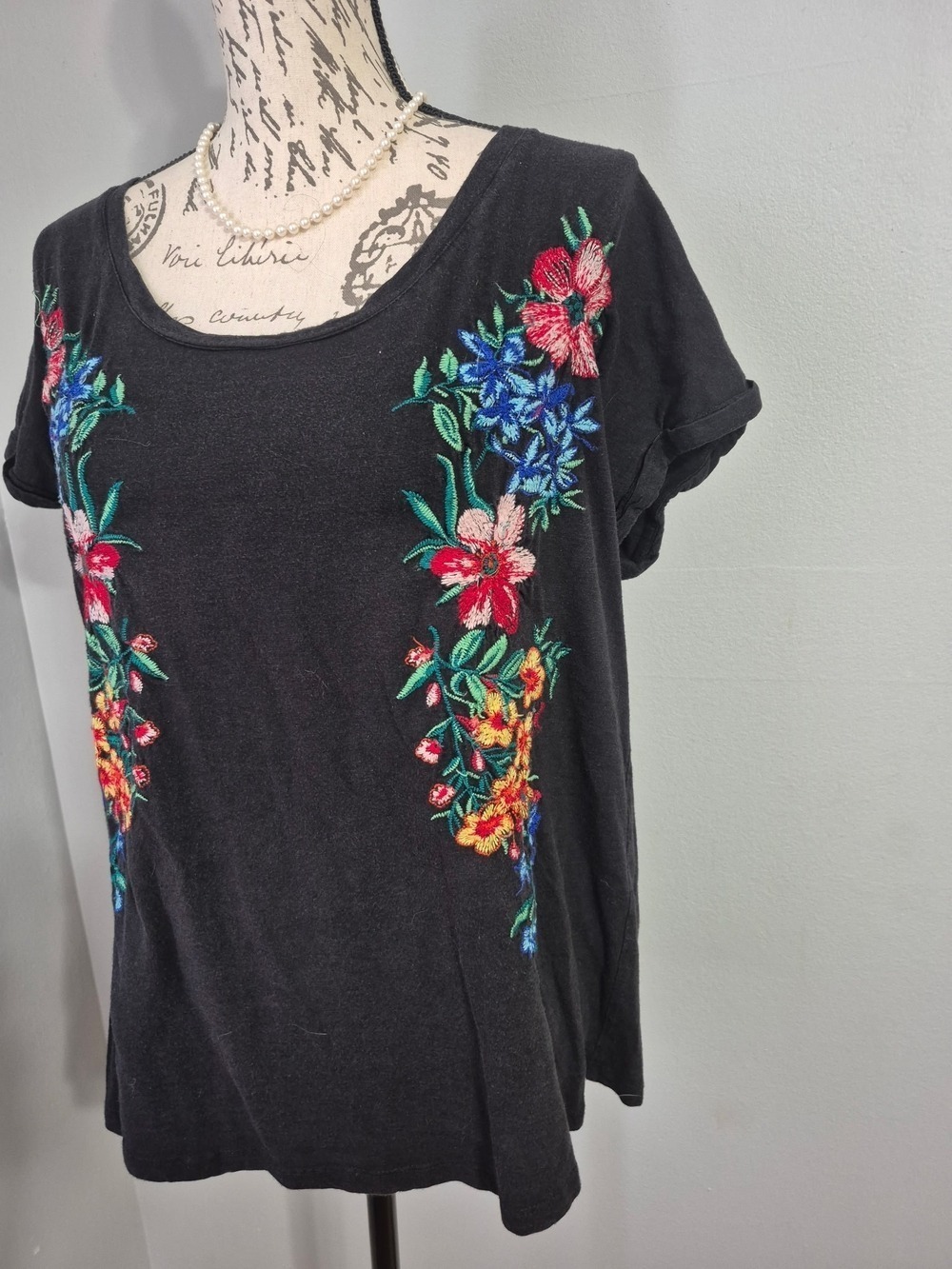 Black Short-Sleeve Scoop Neck Tee with Floral Embroidery - Picture 3 of 9